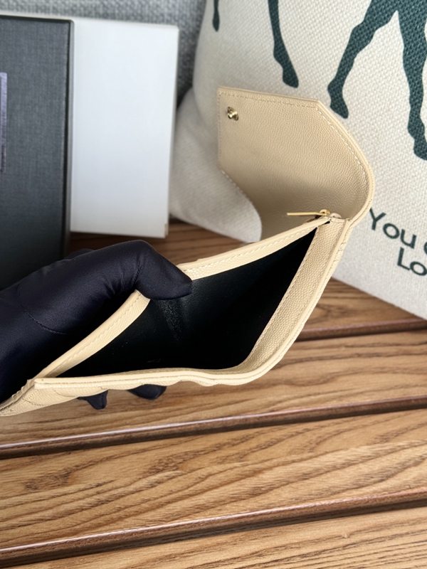 イヴサンローラン財布全体デザイン